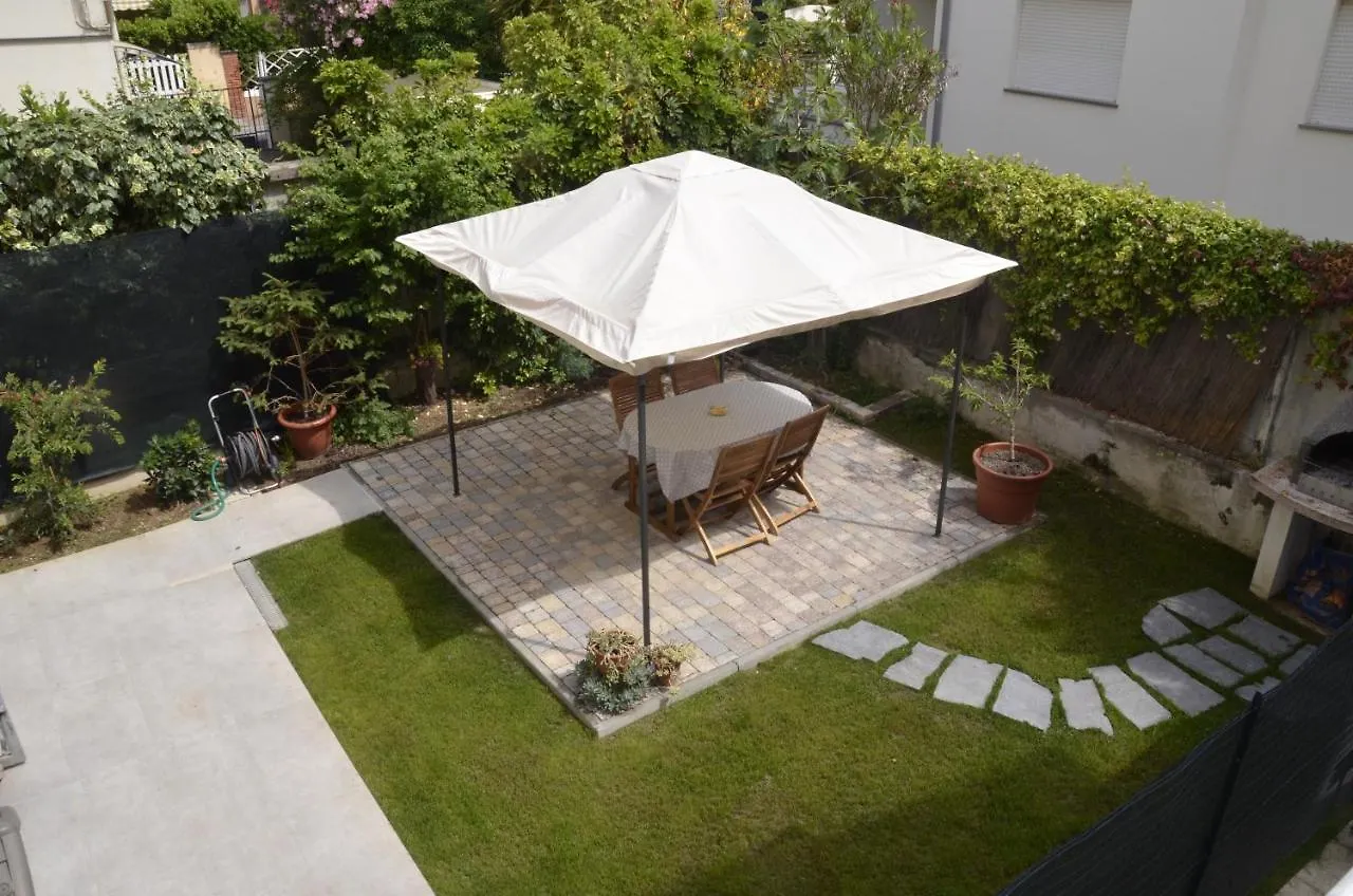Affittacamere La Zattera Lido di Camaiore Guest house